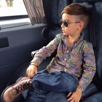 Папа ботинки ребёнку на вырост взял.