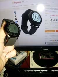 Вот мои, не цветные. F68, смарт часы с уровнем защиты IP67 (влагостойкие). Батарею держат неделю. ЧАСЫ, пульсометр, шагомер, монитор сна, секундомер, будильник (вибро), Напоминалка, что ты не отрывал жопу от стула в течении заданного промежутка времени, (я не знаю, как эта функция называется одним словом ). Напоминалка, что прилетела смс-ка и выводит номер телефона на дисплей, когда звонят на мобильный, связанный по bluetooth. Пользуюсь три месяца, пока доволен. Хочу заказать следующую модель - F69, (она вышла после того, как я заказал свои часы). Они уже водонепроницаемые (IP68), с режимом "плавание". 
Всем Добра!!!