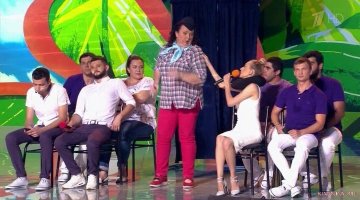 - Женщина, а почему туалеты закрыты? 
- Откуда я знаю, мож мы над городом летим. ... 
- От вас коньяком пахнет! 
- Может я летать боюсь! 
- А зачем вы в стюардессы пошли? 
- Коньяк люблю!