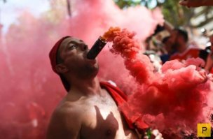 Очень люблю курить! Так бы и курил всю жизнь. Вот все бы время прям
курил.
А еще женщин люблю. Очень люблю женщин. Вот прямо весь бы туда залез,
так женщин люблю. Только бы губы снаружи оставил - очень уж курить
люблю!