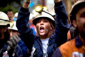 Общая чумазость гражданки как то сильно контрастирует с идеальной белизной футболки. =)