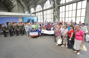 Вот уже шестой год сборная делегация Ленинградской области выезжает в Брест в ходе международной патриотической акции "Россия и Беларусь - единая история, единое будущее". Вчера поезд прибыл к месту назначения, сегодня участники делегации осматривают крепость, принимают участие в торжественно-траурных мероприятиях.