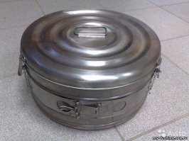 Самый удобный вариант мобильной коптильни каким доводилось пользоваться, это коптильня из медицинского бикса для стерилизации. На любую рыбалку и в любой поход можно с собой взять. И весит совсем ничего, и места мизер занимает.