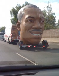 Здесь все элементарно. Голову возили по городам америки в целях рекламной акции в преддверии выхода фильма на широкий экран.