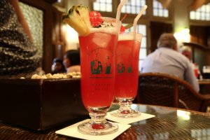 Для полноты картины добавлю две фотографии. На одной знаменитый коктейль Сингапур Слинг, который, по утверждениям, подают только в Лонг Баре и наглядная картина того, что творится на полу.