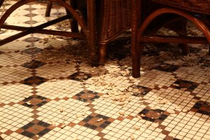 Для полноты картины добавлю две фотографии. На одной знаменитый коктейль Сингапур Слинг, который, по утверждениям, подают только в Лонг Баре и наглядная картина того, что творится на полу.