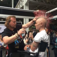 Они, что и руки загримировали, что то не сильно они на девичьи похожи.