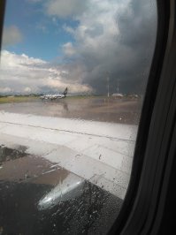 Paru dnei nazad viletel iz Latvii vse solnechno,pri posadke cherez 2 chasa v Anglii prishlosj sazhatsja cherez etu tuchku,tam potressslo.Ot pogodi nechego ne zavisit!