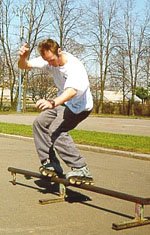 Для многих фото есть простые объяснения, дорожку подморозило, скользко, в шлагбауме выгнутом под пешеходов тоже ничего неповторимого распространенная вещь. 
На этой фотке тоже вроде все объяснимо - хороший, ровный асфальт, место для разгона есть, вот молодежь и замутила тренажер для роллеров и прочих скейтбордистов.