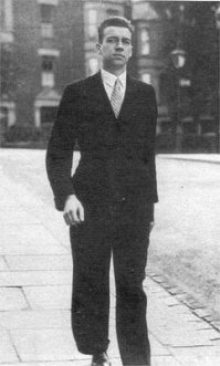 Понятно.
По поводу племянника Гитлера (информация из Википедии и не только):
Уильям Патрик Гитлер («Вилли», позже Стюарт-Хьюстон) — (12 апреля 1911 — 14 июля 1987) — племянник Адольфа Гитлера .Уильям Патрик Гитлер родился в Ливерпуле. Он был сыном единокровного брата Адольфа Гитлера Алоиса и его первой жены Бриджит Даулинг (ирландка). Родители встретились в Дублине, когда Алоис жил там в 1909 году. Позже переехали в Ливерпуль, где Уильям и родился в 1911 году. Семья жила в квартире на 102 Верхняя Станхоп-стрит, которая была разрушена в последний немецкий воздушный налет на Ливерпуль 10 января 1942 года.

По поводу Холокоста, Вы считаете, что фото не то, или кол-во убитых евреев?