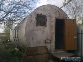 И почему все смеются? На севере  до сих пор люди в таком жилище живут. Я в 1986 году приехала на север из Свердловска, из, благоустроенной квартиры, со всеми удобствами, и попала в балок - вагончик с деревянной пристройкой обшитой рубероидом (лень искать личные архивные фотки, поэтому взяла похожие в сети). Бочки - это было круто, там грызуны не проникали, вода из водовозки по определенным часам и санузел раздельный - 50 метров от балка, вдоль по улице. Самое страшное - что люди до сих ьпор в таких жилищах живут. Ветераны столицы Самотлора.