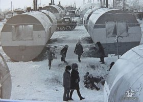 И почему все смеются? На севере  до сих пор люди в таком жилище живут. Я в 1986 году приехала на север из Свердловска, из, благоустроенной квартиры, со всеми удобствами, и попала в балок - вагончик с деревянной пристройкой обшитой рубероидом (лень искать личные архивные фотки, поэтому взяла похожие в сети). Бочки - это было круто, там грызуны не проникали, вода из водовозки по определенным часам и санузел раздельный - 50 метров от балка, вдоль по улице. Самое страшное - что люди до сих ьпор в таких жилищах живут. Ветераны столицы Самотлора.