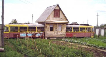 И почему все смеются? На севере  до сих пор люди в таком жилище живут. Я в 1986 году приехала на север из Свердловска, из, благоустроенной квартиры, со всеми удобствами, и попала в балок - вагончик с деревянной пристройкой обшитой рубероидом (лень искать личные архивные фотки, поэтому взяла похожие в сети). Бочки - это было круто, там грызуны не проникали, вода из водовозки по определенным часам и санузел раздельный - 50 метров от балка, вдоль по улице. Самое страшное - что люди до сих ьпор в таких жилищах живут. Ветераны столицы Самотлора.