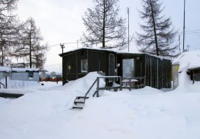 И почему все смеются? На севере  до сих пор люди в таком жилище живут. Я в 1986 году приехала на север из Свердловска, из, благоустроенной квартиры, со всеми удобствами, и попала в балок - вагончик с деревянной пристройкой обшитой рубероидом (лень искать личные архивные фотки, поэтому взяла похожие в сети). Бочки - это было круто, там грызуны не проникали, вода из водовозки по определенным часам и санузел раздельный - 50 метров от балка, вдоль по улице. Самое страшное - что люди до сих ьпор в таких жилищах живут. Ветераны столицы Самотлора.