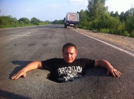 То чувство, когда решил показать какая глубокая яма, но водитель проезжающей фуры тебя не заметил.