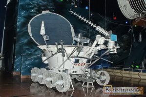 2 февраля 1930 года в окрестностях Ленинграда прошло первое испытание танка Рено IT*, оборудованного специальной телемеханической аппаратурой которая управляла танком на расстоянии.
Ниже танк ТТ-26, которые в начале ВОВ были использованы. 
Ну и само собой разумеется луноход - первый робот на Луне.