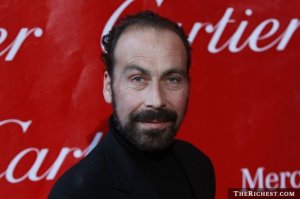 Точно! Это он! В Бойскауте ему Брюс люлей навалял....