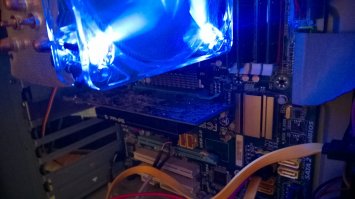 За качество сорри и ракурсы - торопясь делал ) Но, по пропорциям куллера и видяхи видно, что она очень мелкая ) Заглушка у неё есть как обычная, так и для HTPC корпусов. Так что всё норм, подходит всюду. И в плане мощности - вполне себе не плохо, в Battlefield 4 на средних играю ) Нормальная видяха просто сгорела, а на новую пока денег нет, сижу с этой =(