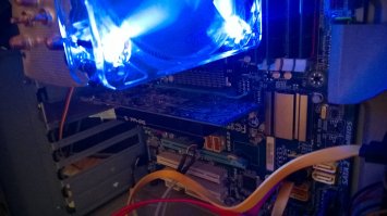 За качество сорри и ракурсы - торопясь делал ) Но, по пропорциям куллера и видяхи видно, что она очень мелкая ) Заглушка у неё есть как обычная, так и для HTPC корпусов. Так что всё норм, подходит всюду. И в плане мощности - вполне себе не плохо, в Battlefield 4 на средних играю ) Нормальная видяха просто сгорела, а на новую пока денег нет, сижу с этой =(