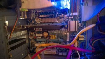 За качество сорри и ракурсы - торопясь делал ) Но, по пропорциям куллера и видяхи видно, что она очень мелкая ) Заглушка у неё есть как обычная, так и для HTPC корпусов. Так что всё норм, подходит всюду. И в плане мощности - вполне себе не плохо, в Battlefield 4 на средних играю ) Нормальная видяха просто сгорела, а на новую пока денег нет, сижу с этой =(