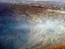 Коркинский разрез - это яма гигантских размеров, глубиной более пятисот метров, её диаметр составляет три с половиной километра. Сегодня это угольное месторождение, открытое в 1931 году, признано самым глубоким в Европе и единственным в мире, где добыча угля осуществляется открытым способом на глубине пятьсот метров.