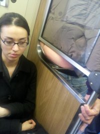 Это какой надо быть ленивой , чтобы не встать или не пересесть.