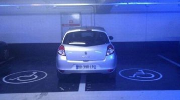 На фотке мы видим что владелец авто,инвалид на оба полушария мозга.
Пожелаем ему здоровья )