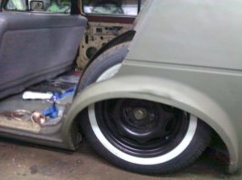 Не все так просто. Если с передком еще как-то, то задние колеса в арку не убираются.Переднюю часть арки приходится прорезать, и прилегающую к ней дверь тоже. Иногда задние двери заваривают наглухо. В общем не просто стойки меняют, а безвозвратно уродуют весь кузов.