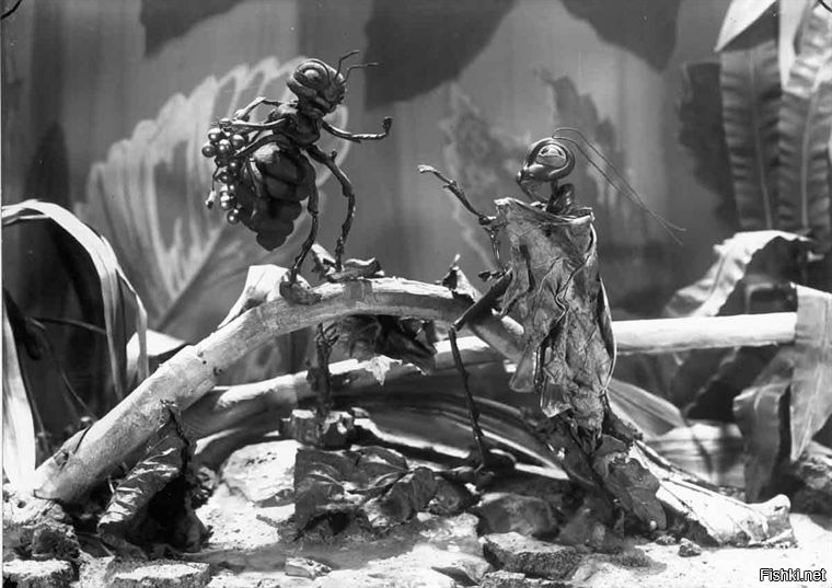 «Стрекоза и муравей», режиссер Владислав Старевич, 1913 - революционный кукольный мультфильм. Почти все, кто его смотрел в те годы, были уверены что это съемки настоящих насекомых и поражались тому, как это автор смог их так надрессировать.