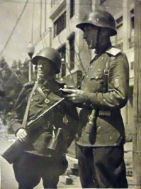 Занятная фотография. Период после 1943, уже с погонами, а каска у товарища офицера СШ-36.