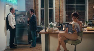 А ее муж умер в этом же доме через пол года!! Позднее обнаружили причину смерти обоих....редкая разновидность плесени их дома....   мне она в это фильме нравится:Любовь и другие катастрофы (2006)