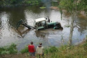 А в чём здесь провал? Движок работает, дым из трубы идёт. Забор воздуха выше уровня воды: либо трактор просто выедет, либо оттолкнётся ковшом от дна и всё равно выедет.