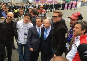 А что за непонятные чуваки рядом с Джеки?