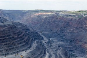 Карьер Полтавского ГОКа, г. Комсомольск. Глубина до 420м, длина 8км