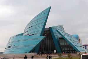 Вот это я понимаю архитектура. Казахстан. Город Астана. А то что выслал автор конечно оставляет желать лучшего.