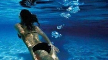 Художница создает реалистичные "подводные" рисунки, связанные с ее воспоминаниями о воде