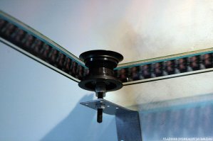 Хочу задать автору вопрос: лампа нужна чтобы светить на киноплёнку и проецировать изображение на экран. Значит нужна как минимум киноплёнка. А у вас жёсткие диски. Как это понимать? 

Как вяжутся жёсткий диск и лампа? 

Сам я работал с аппаратурой как на этих фото (15 лет назад). Тогда это было современное оборудование. Неужели от плёнки отказались?