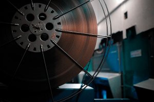 Хочу задать автору вопрос: лампа нужна чтобы светить на киноплёнку и проецировать изображение на экран. Значит нужна как минимум киноплёнка. А у вас жёсткие диски. Как это понимать? 

Как вяжутся жёсткий диск и лампа? 

Сам я работал с аппаратурой как на этих фото (15 лет назад). Тогда это было современное оборудование. Неужели от плёнки отказались?