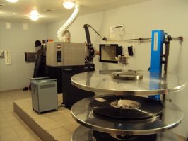 Хочу задать автору вопрос: лампа нужна чтобы светить на киноплёнку и проецировать изображение на экран. Значит нужна как минимум киноплёнка. А у вас жёсткие диски. Как это понимать? 

Как вяжутся жёсткий диск и лампа? 

Сам я работал с аппаратурой как на этих фото (15 лет назад). Тогда это было современное оборудование. Неужели от плёнки отказались?