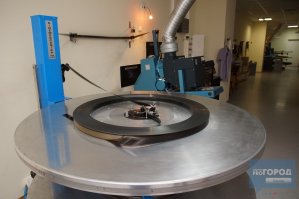 Хочу задать автору вопрос: лампа нужна чтобы светить на киноплёнку и проецировать изображение на экран. Значит нужна как минимум киноплёнка. А у вас жёсткие диски. Как это понимать? 

Как вяжутся жёсткий диск и лампа? 

Сам я работал с аппаратурой как на этих фото (15 лет назад). Тогда это было современное оборудование. Неужели от плёнки отказались?