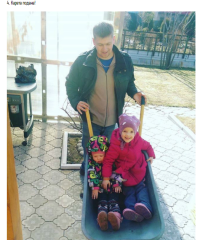 ... судя по тротуарной плитке и постриженному газону, дети в надежных руках :)