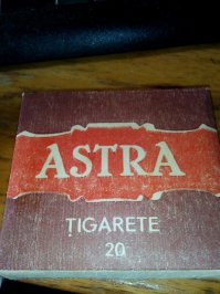 В армии 1993 год угостили беломором грузинским. С витиеватым шрифтом на пачке. Поискал сейчас по каталогам, не нашел. Но вот молдавская "астра" в шкафу ещё валяется