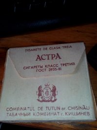 В армии 1993 год угостили беломором грузинским. С витиеватым шрифтом на пачке. Поискал сейчас по каталогам, не нашел. Но вот молдавская "астра" в шкафу ещё валяется