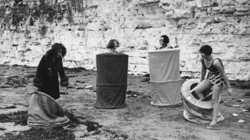 хреновое лето, судя по бабе в шубе!