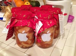 Такие наклейки нередко вижу на авто. Наверное, чтобы автомобилисты тоже знали, что у него есть огрызок.