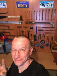 у меня муж тоже заморочен на порядке в своем гараже)))