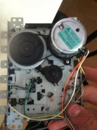 я бы взял такой моторчик . у которого ЧЕТЫРЕ контакта. плюс ,минус и два выхода для подключения переменного сопротивления.
можно вытащить круглую платку (отпаять от щеток ) и подключить в место штатного электромоторчика компьтерный кулер.