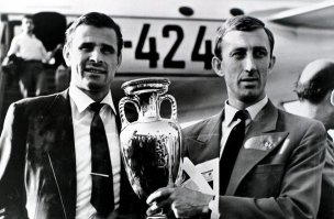 Советские футболисты Лев Яшин и Игорь Нетто привозят Кубок Европы в Москву. 1960

Источник:  © Fishki.net

Ну ведь было же