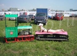Меня смущает вот эта фотка. Она не похожа на остальные. Одно из двух - либо этот умелец возил свой паровоз на какое-то мероприятие (на типа какой-то "автоэкзотики"), либо всё совсем не так просто, как кажется :)
P.S. 
При наличии земельного участка в несколько Га я бы и сам не отказался от такой "игрушки"))