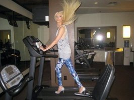 Явно не леди...Как то кадык не очень то "женственный"..